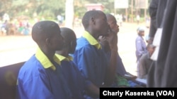 Des accusés tanzanien, congolais, ougandais, sont assis sur un banc lors du procès des rebelles présumés ADF, à Beni, RDC, le 24 août 2016. (VOA/Charly Kasereka)