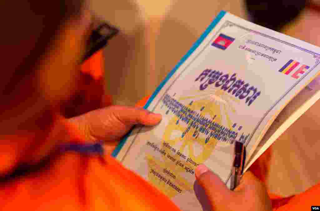  កម្រង​ឯកសារ​ រៀបចំ​ដោយ​ក្រសួង​ធម្មការ​ និង​សាសនា​ នៅក្នុង​មហា​សន្និបាត​មន្ត្រីសង្ឃ​ទូទាំង​ប្រទេស​ លើកទី​២៥​ ក្នុង​រាជធានី​ភ្នំពេញ​ កាល​ពី​ថ្ងៃទី​៣០​ ខែ​មករា​ ឆ្នាំ​២០១៧។ (ហ៊ាន សុជាតា/ VOA)