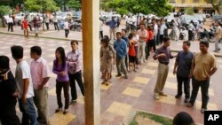 ពលរដ្ឋ​ខ្មែរ​ឈរ​ចាំ​ដល់​វេន​របស់​ខ្លួន ដើម្បី​​ចូល​បោះឆ្នោត។