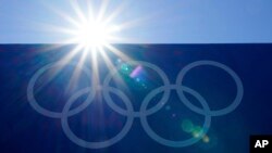 Cincin Olimpiade terlihat di Stadion Bisbol Yokohama saat Olimpiade Musim Panas 2020, di Yokohama, Jepang. Indonesia berencana ikut dalam seleksi tuan rumah Olimpiade musim panas 2036. (Foto AP/Matt Slocum)