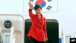 지난 23일 박근혜 한국 대통령이 네델란드행 전용 비행기에 오르며 손을 흔들고 있다.