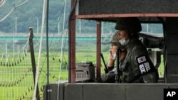 Tentara Korea Selatan berjaga di sebuah pos militer di Paviliun Imjingak di Paju, Korea Selatan, dekat perbatasan dengan Korea Utara, Senin, 2 Agustus 2021 (foto: ilustrasi). 