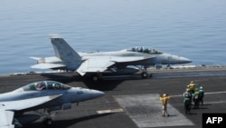 Pesawat jet tempur AS F/A-18E di atas kapal induk USS George H.W. Bush yang disiagakan untuk operasi di Irak utara (8/8).