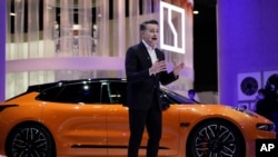 2023年4月17日2023上海车展，中国汽车制造商吉利（Geely）公司的Zeekr品牌分厂总执行官斯比罗斯·费梯诺斯向记者介绍Zeekr全电动轿车和运动休闲车。吉利公司还计划今年在荷兰和瑞典销售Zeekr。