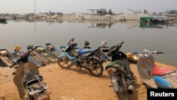 中国和缅甸掸邦一个非正式边界口岸附近的摩托车。