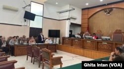 Pengacara Mantan Mendag 2015-2016 Tom Lembong, Ari Yusuf Amir (kiri) sedang membacakan ringkasan permohonan pra peradilan Tom Lembong dalam dugaan kasus korupsi impor gula di hadapan majelis hakim di Pengadilan Negeri Jakarta Selatan, Senin (18/11). (Ghita/VOA)