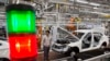 Un ouvrier assemble une voiture dans une usine du constructeur automobile chinois BAIC Motor à Pékin, jeudi 6 novembre 2014. (AP Photo/Ng Han Guan)