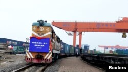 资料照：中国浙江省义乌火车站一列开往波兰的货运火车是离车站。（2018年1月24日）