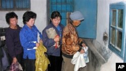 식량을 배급받는 북한 주민들. (자료사진)