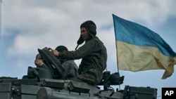 우크라이나군 장병들이 지난 12일 동부 도네츠크주 격전지 바흐무트 인근 전선에서 탱크를 타고 이동하고 있다. (자료사진)