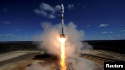 Roket Soyuz diluncurkan dari kosmodrom baru Vostochny membawa tiga mikrosatelit ke orbit hari Kamis (28/4). 