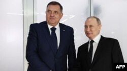 Na ovoj fotografiji iz grupe koju distribuira ruska državna agencija Sputnjik, predsjednik Rusije Vladimir Putin se sastaje sa predsjednikom bh entiteta Republika Srpska Miloradom Dodikom u Kazanju 21. februara 2024. (Foto Sergei BOBYLYOV / POOL / AFP)