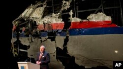 លោក Tjibbe Joustra ប្រធាន​ក្រុមប្រឹក្សា​សុវត្ថភាព​ហូឡង់​បង្ហាញ​ពី​​​របាយការណ៍​ចុង​ក្រោយ​ដែល​ក្រុមប្រឹក្សា​របស់​លោក​បាន​រក​ឃើញ​​អំពី​​មូលហេតុ​នៃ​ការ​ធ្លាក់​យន្តហោះ​ម៉ាឡេស៊ី MH17 នៅ​ក្នុង​សន្និសីទ​ព័ត៌មាន​មួយ​​នៅ​ Gilze-Rijen ប្រទេស​ហូឡង់​កាល​ពី​ថ្ងៃទី​១៣ ខែ​តុលា ឆ្នាំ​២០១៥។