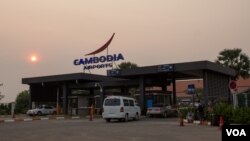 រូបឯកសារ៖ អាកាសយានដ្ឋាន​អន្តរជាតិ​​សៀមរាប​ នៅ​ល្ងាច​ថ្ងៃ​សុក្រ​ ទី​២០​ ខែ​មីនា​ ឆ្នាំ​២០១៥។ (នូវ​ ពៅលក្ខិណា​/VOA)