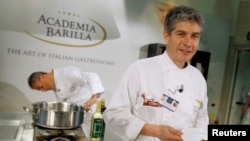Chef Giorgio Nava pada final Kejuaraan Dunia Pasta di Parma, 15 Juni 2013, sebagai ilustrasi. (Foto: REUTERS/Alessandro Garofalo)