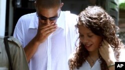 Heather Mack (kanan) dan Tommy Schaefer asal Chicago, Ill., berjalan bersama memasuki Pengadilan Denpasar (21/1). (AP/Firdia Lisnawati)