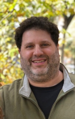 로버트 톨친 변호사.