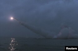 Pandangan umum saat Korea Utara menembakkan dua rudal dari kapal selam yang menyerang target bawah laut di lokasi yang dirahasiakan di Korea Utara, 12 Maret 2023. (Foto: KCNA via REUTERS)