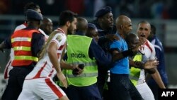 L'arbitre mauritien Rajindraparsad Seechurn entouré des joueurs tunisiens lors du quart de finale contre la Guinée équatoriale, Bata, 31 janvier 2015