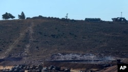 Tank dan kendaraan pasukan Turki di dekat dengan perbatasan dengan Suriah, dekat kota Reyhanli, 9 Oktober 2017. (Foto: AP)
