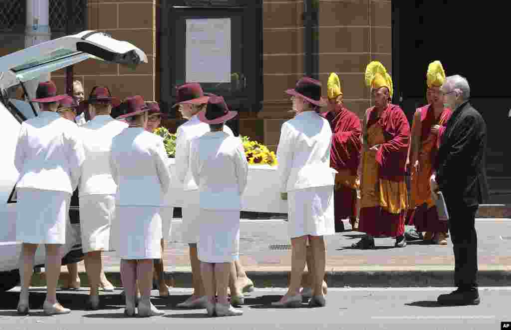 Peti jenazah Tori Johnson diangkat ke mobil jenazah dalam upacara pemakaman di Sydney, Australia (23/12).(AP/Rob Griffith)