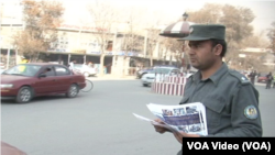 Polisi di jalanan di kota Kabul, Afghanistan