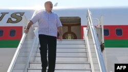 Presiden Belarus Alexander Lukashenko setibanya di bandara Sochi, 14 September 2020. 