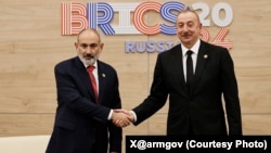 资料照片：亚美尼亚总理尼科尔·帕希尼扬(左)与阿塞拜疆共和国总统伊尔哈姆·阿利耶夫在俄罗斯喀山举行的第16届金砖国家峰会期间举行会晤。(2024年10月24日)