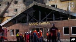 นักดับเพลิงและทีมฉุกเฉินทำงานหลังจากเกิดเพลิงไหม้ที่โรงแรมแห่งหนึ่งในสกีรีสอร์ทคาร์ทัลคายา ในจังหวัดโบลู ทางตะวันตกเฉียงเหนือของตุรกี 21 ม.ค. 2025 (AP Photo/Francisco Seco)