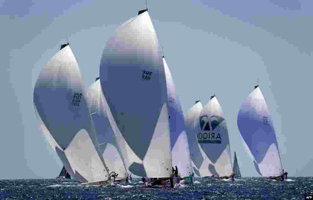 Perahu layar bersaing dalam sebuah lomba di kota Palma de Mallorca, Spanyol.