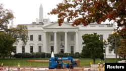 Pekerjaan di depan Gedung Putih di Washington, Amerika Serikat, 3 November 2016. (Foto: Reuters/Kevin Lamarque)