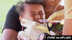 Foto yang diambil dari video ini menggambarkan seorang anak yang tengah mendapat vaksinasi campak di sebuah klinik kesehatan di Apia, Samoa, November 2019. (Foto: AP)