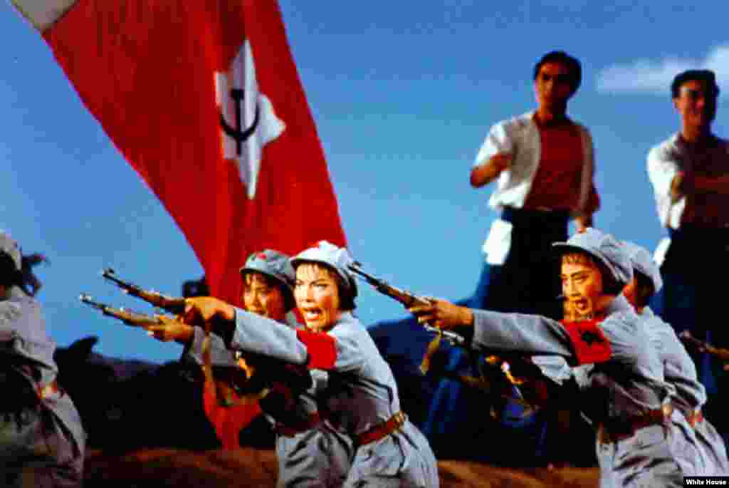 1972年2月22日，美国总统尼克松访问中国时，中方请他观看芭蕾舞剧《红色娘子军》。随行的白宫工作人员拍下这张照片。百度百科说：&ldquo;这部舞剧以震撼人心的悲壮情节，恢宏绚丽的场面，鲜明的人物形象以及海南岛的地域风情&hellip;&hellip;将芭蕾的精华与中国的气派融为一体，为世界芭蕾舞坛增添了一朵奇葩。&rdquo;&ldquo;经受了时间与社会的检验，《红色娘子军》依然葆有其艺术生命力，被确认为&lsquo;20世纪经典&rsquo;。 &rdquo;