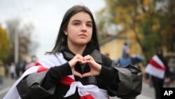 在明斯克星期天的抗议中，一位白俄罗斯妇女比出抗议的手势。