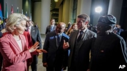 Ursula von der Leyen, hagu, shugabar kwamitin kungiyar Tarayyar Turai lokacin da take gaisawa da Shugaban Najeriya, Bola Tinubu, dama, a taron G20 A Berlin a watan Nuwamba, 20, 2023.