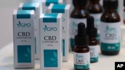 Botol minyak ganja yang diekstraksi ditampilkan saat konferensi pers di Kementerian Kesehatan Thailand di Bangkok, Thailand, Rabu, 7 Agustus 2019. (Foto: AP)