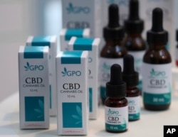 Botol minyak ganja yang diekstraksi di Bangkok, Thailand, Rabu, 7 Agustus 2019. (Foto: AP)