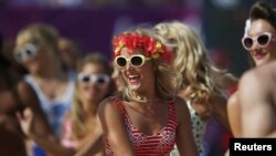 Penampil dalam babak penyisihan bola voli pantai antara Jerman dan Brazil di Olimpiade 2012. (Foto: Reuters/Marcelo Del Pozo) 