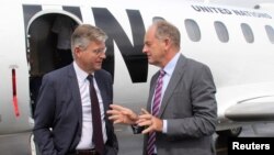 Le secrétaire général adjoint des Nations unies Jean-Pierre Lacroix à gauche