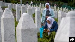 Potočari nadomak Srebrenice gdje su sahranjene žrtve genocida u Srebrenici. (Foto: AP/Darko Bandic)