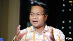 លោក ពេជ្រ ស្រស់​ ប្រធាន​គណបក្ស​យុវជន​កម្ពុជា​ ផ្តល់​បទសម្ភាសន៍​ជាមួយ​ VOA Khmer នៅក្នុង​បន្ទប់​ផ្សាយ​ ក្នុង​រាជធានី​ភ្នំពេញ​ នៅថ្ងៃទី​២៣ ខែ​ឧសភា​ ឆ្នាំ​២០១៧។ (ហ៊ាន សុជាតា/VOA)