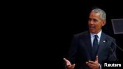 Obama yayin da ya ke jawabi a bikin cika shekaru 100 na Nelson Mandela a Johannesburg ranar 17 ga watan Yulin 2018.