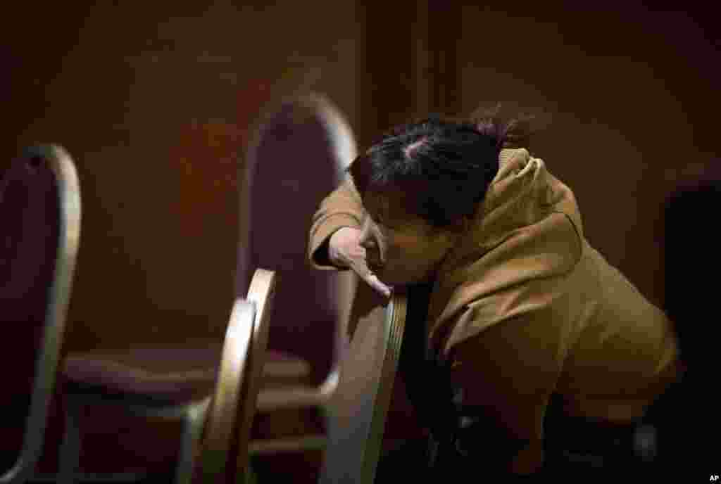 Keluarga penumpang Malaysia Airlines yang hilang dari China menonton TV di sebuah ruangan hotel di Beijing, China, 13 Maret 2014. 