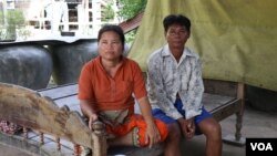 លោក កែវ អ៊ាត អាយុ​៥២​ឆ្នាំ និង​ភរិយា​របស់​លោក អង្គុយ​នៅ​ផ្ទះ​របស់​លោក ក្នុង​ភូមិ​ស្រែបឹង ឃុំ​ព្រៃ​ខ្លា ស្រុកកោះអណ្តែត ខេត្តតាកែវ។ លោក កែវ អ៊ាត បាន​សម្រេច​ចុះចូល​ជាមួយ​គណបក្ស​ប្រជាជនកម្ពុជា ដោយសារ​លោក​ត្រូវបាន​តុលាការ​កោះ​ហៅ​ ករណី​ចោទ​ប្រកាន់​ញុះញង់ ក្នុង​ពេល​យុទ្ធនាការ​ឃោសនាបោះឆ្នោត​ឃុំសង្កាត់ កាល​ពី​ខែឧសភា ឆ្នាំ២០១៧។ (ស៊ុន ណារិន/VOA)