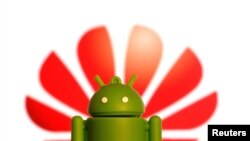 华为徽标前面的3D安卓徽标。（2019年5月20日）