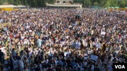 سوات میں حال ہی میں اسکول وین پر فائرنگ کے بعد ہزاروں افراد نے سڑکوں پر نکل کر احتجاج کیا تھا۔ 