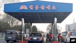 지난해 4월 평양의 한 주유소에 차들이 줄을 서 있다. 