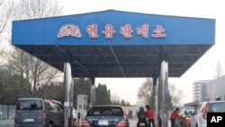 지난 2016년 평양의 한 주유소에 차들이 줄을 서 있다. 