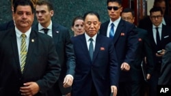 마이크 폼페오 미 국무장관과의 회담을 위해 미국을 방문한 김영철 북한 노동당 부위원장 겸 통일전선부장(가운데) 이 30일 뉴욕의 호텔에서 나서고 있다. 