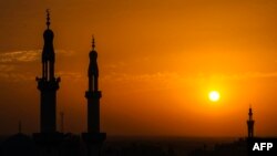 গাজার দক্ষিণ প্রান্তে রাফাহ শহরে অস্তগামী সূর্যের আলোতে মসজিদের মিনার।